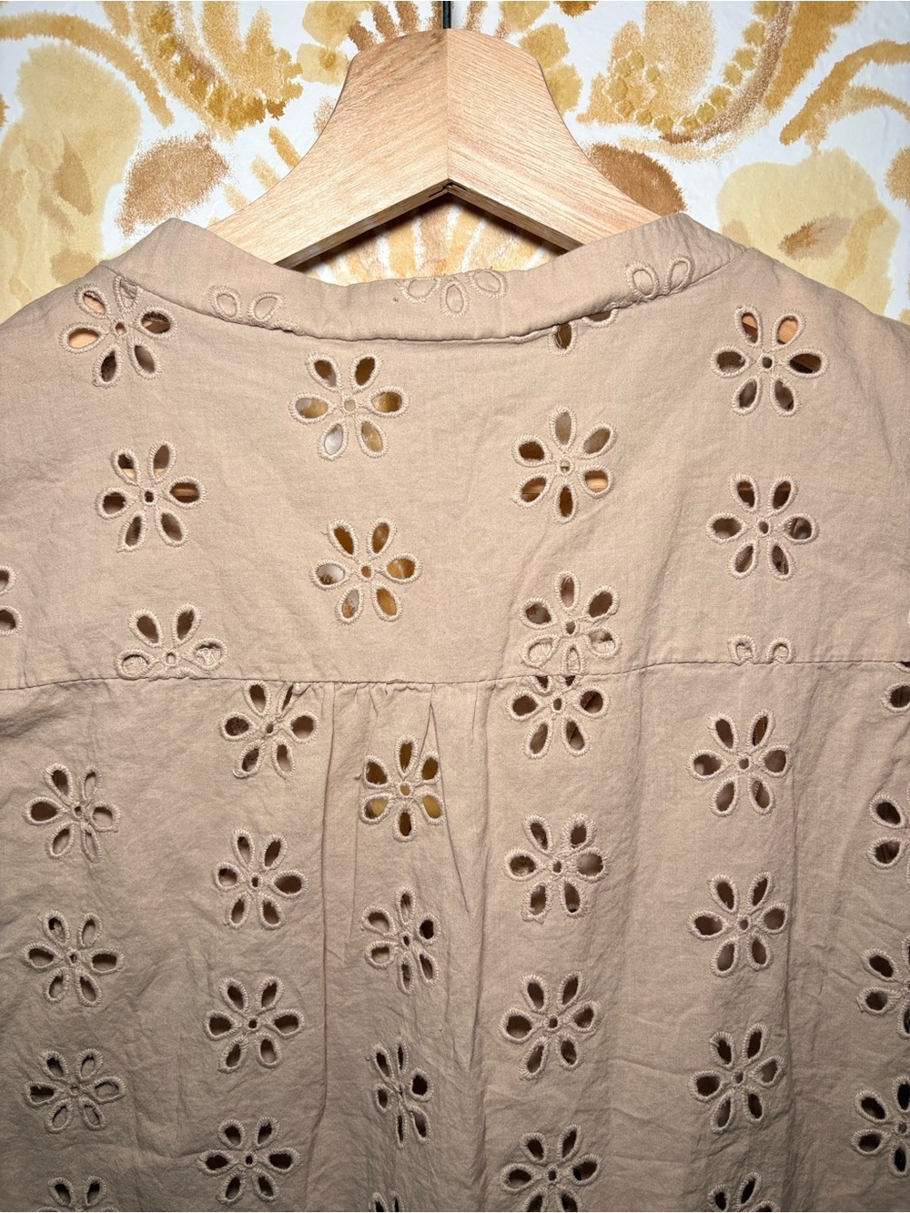CeCe Eyelet Flutter Sleeve Blouse Taupe Beige V-Neck Boho Coastal Chic Romantic - Picture 8 of 11